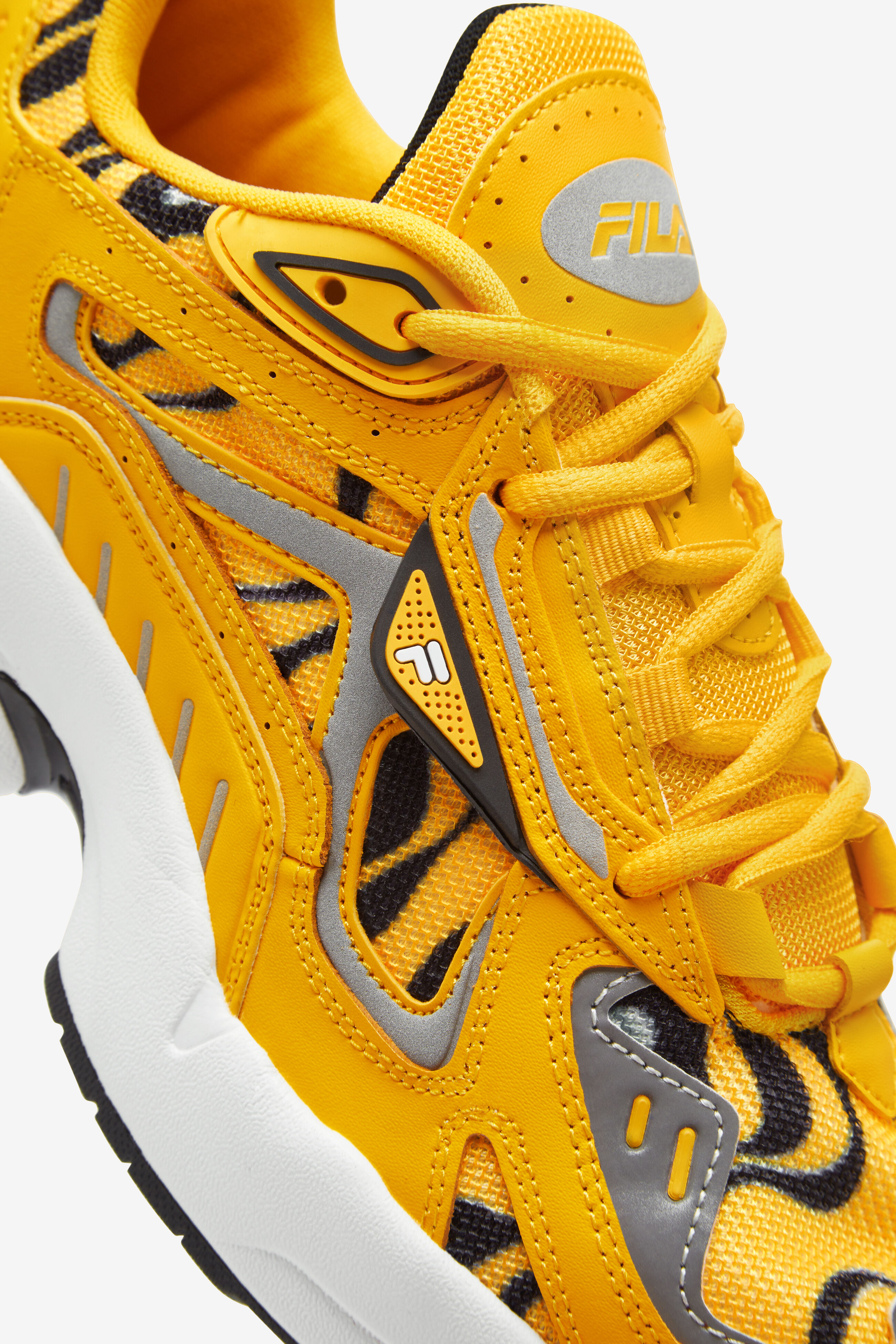 Tenis fila clearance letras doradas 2018